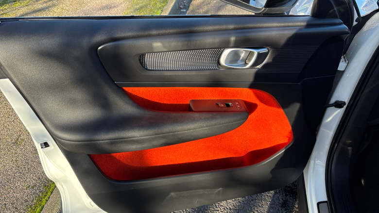 Volvo Xc40 2.0 T4 R DESIGN Pro 5dr AWD Geartronic Petrol Estate